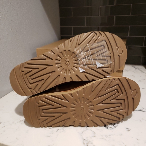 UGG Classic Short Spill Seam Boots - Picture 6 of 8